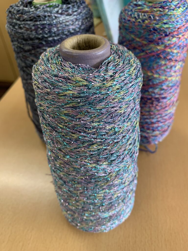 かすり染めの糸とラメ糸を贅沢に使った手編み糸