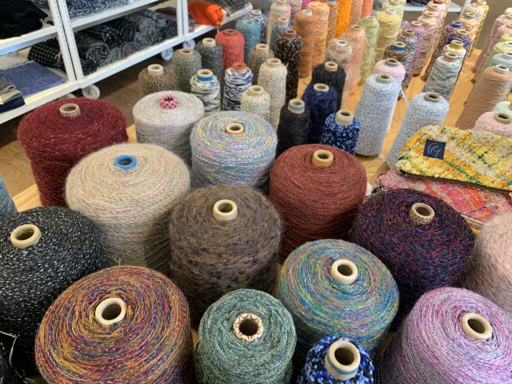 かすり染めの技術を活かした手編み糸